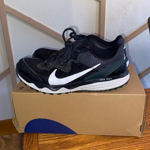 8.5 NIKE trail shoes